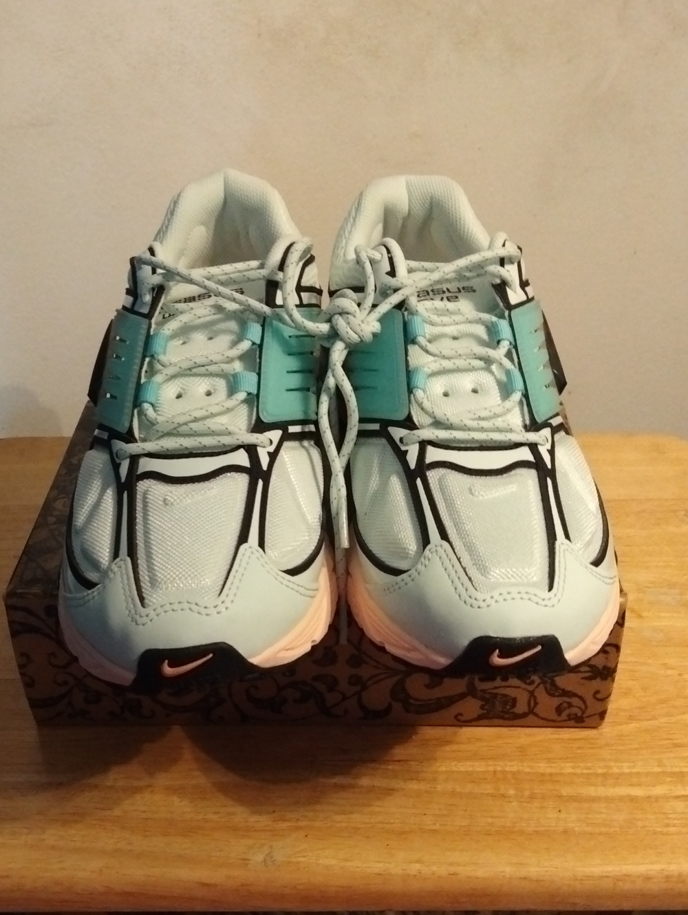 New Nike Men's Athletic Sneakers in Light Blue and Pink Size 10.5